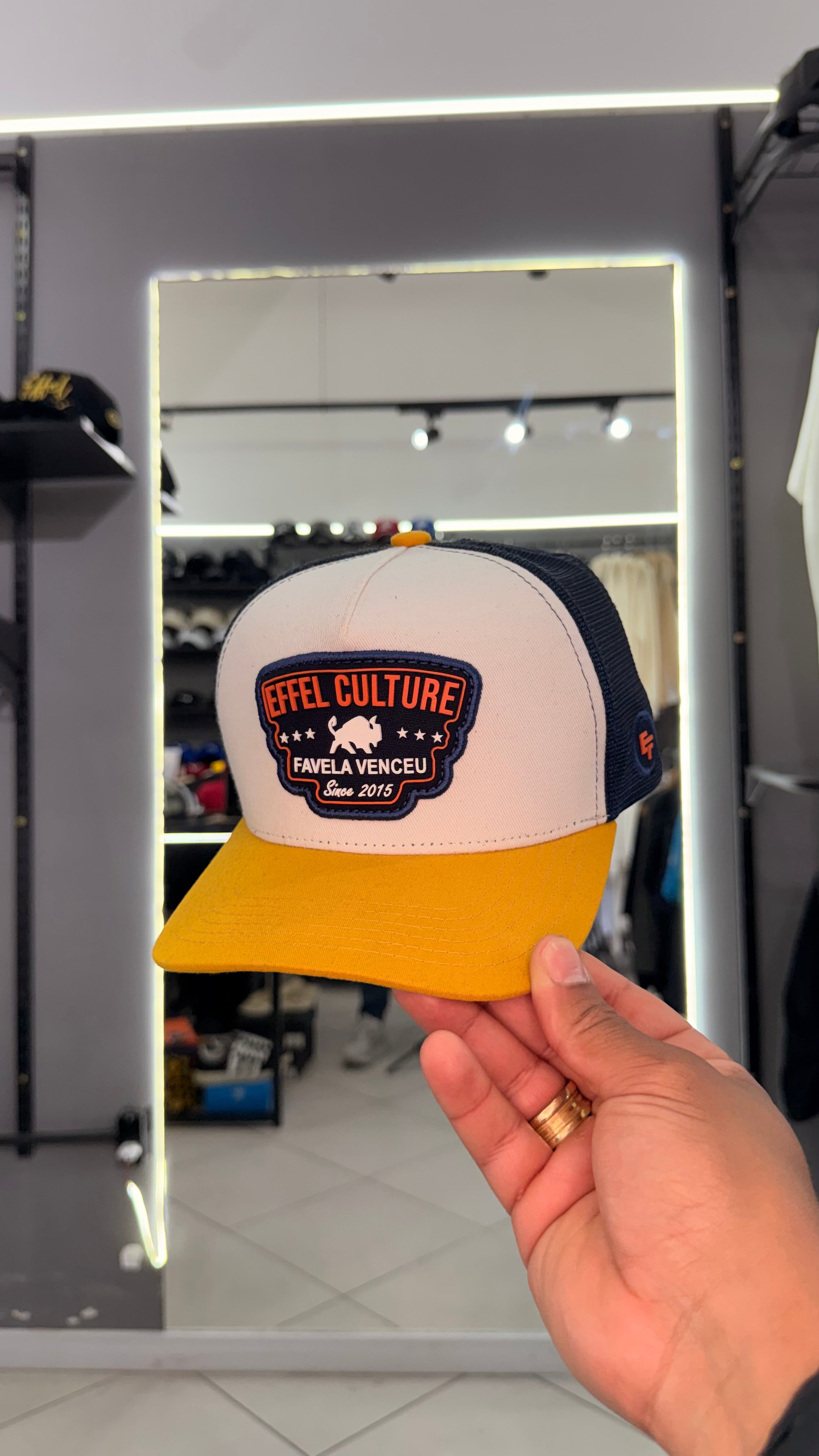 Boné Trucker Effel Culture Favela Venceu Branco/Marinho e Mostarda
