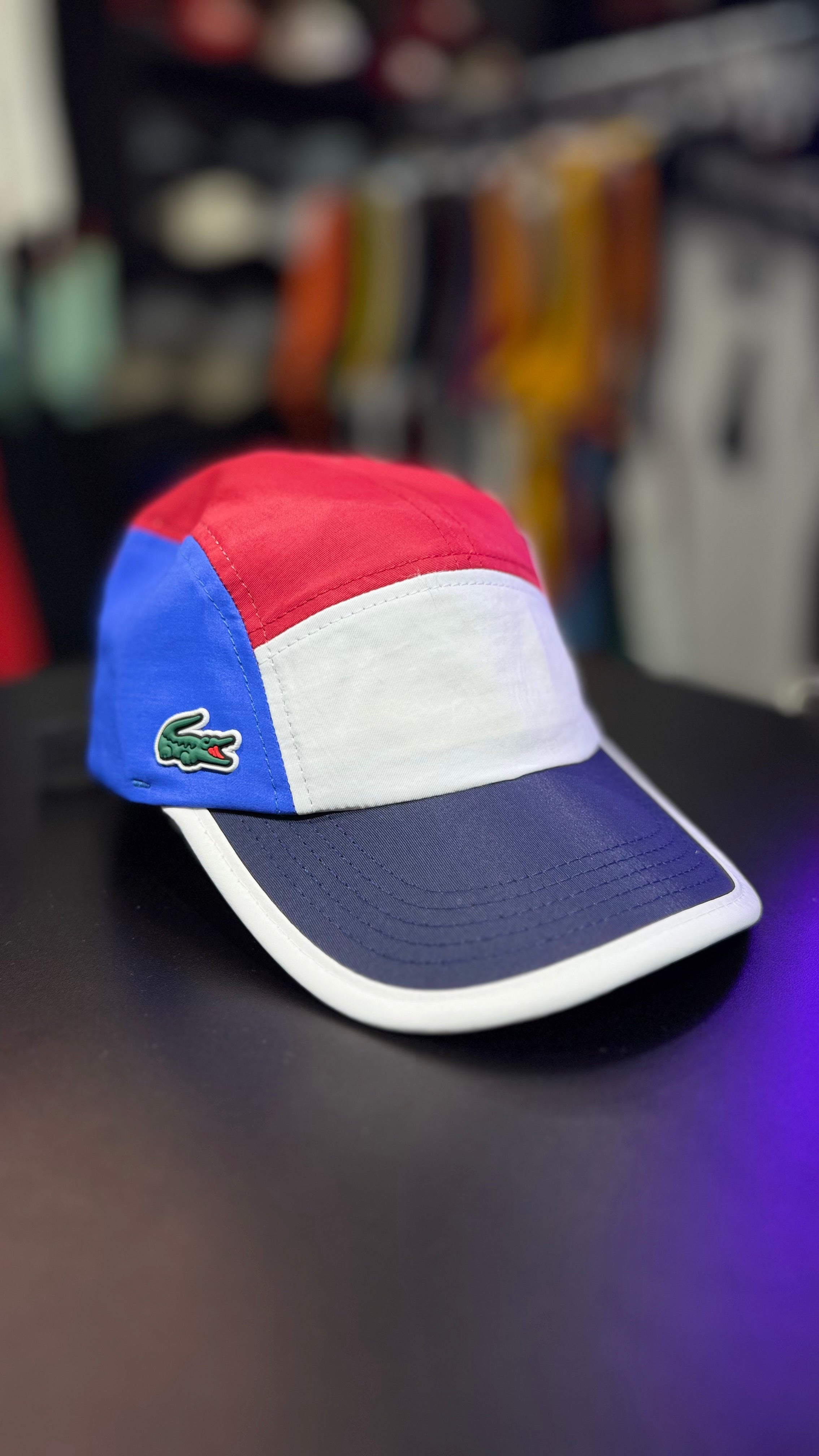 Boné FivePanel Esporte #Lacost (Azul/Vermelho/Preto)