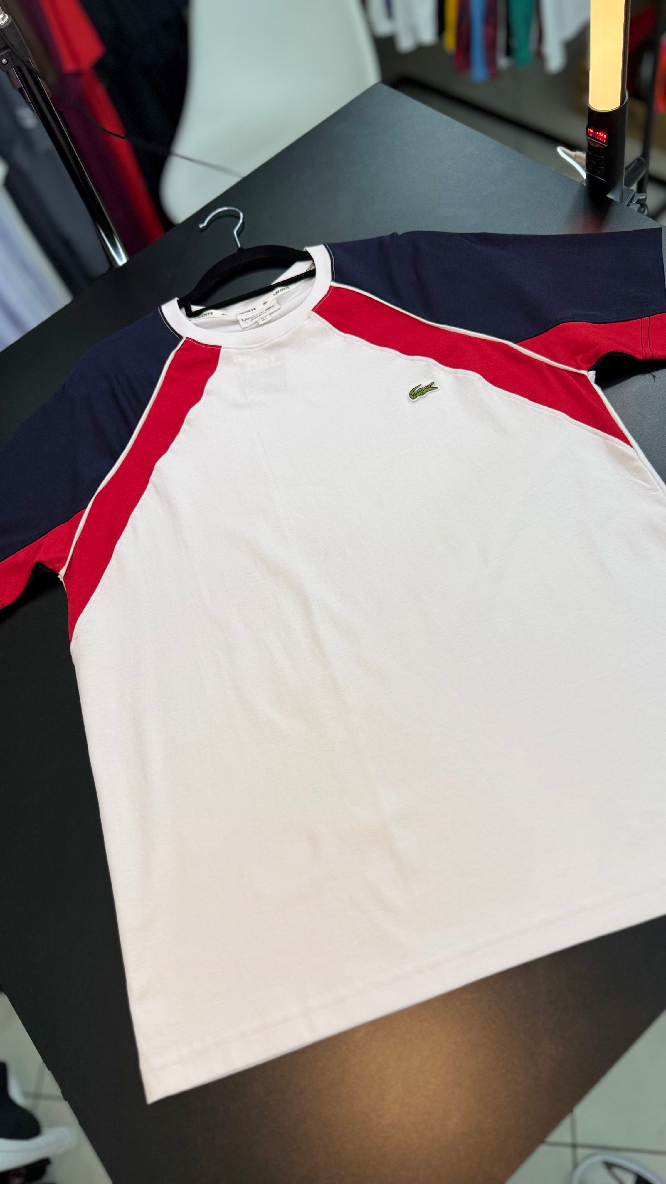 Camiseta #LaCost (Braco/Azul/Vermelho)